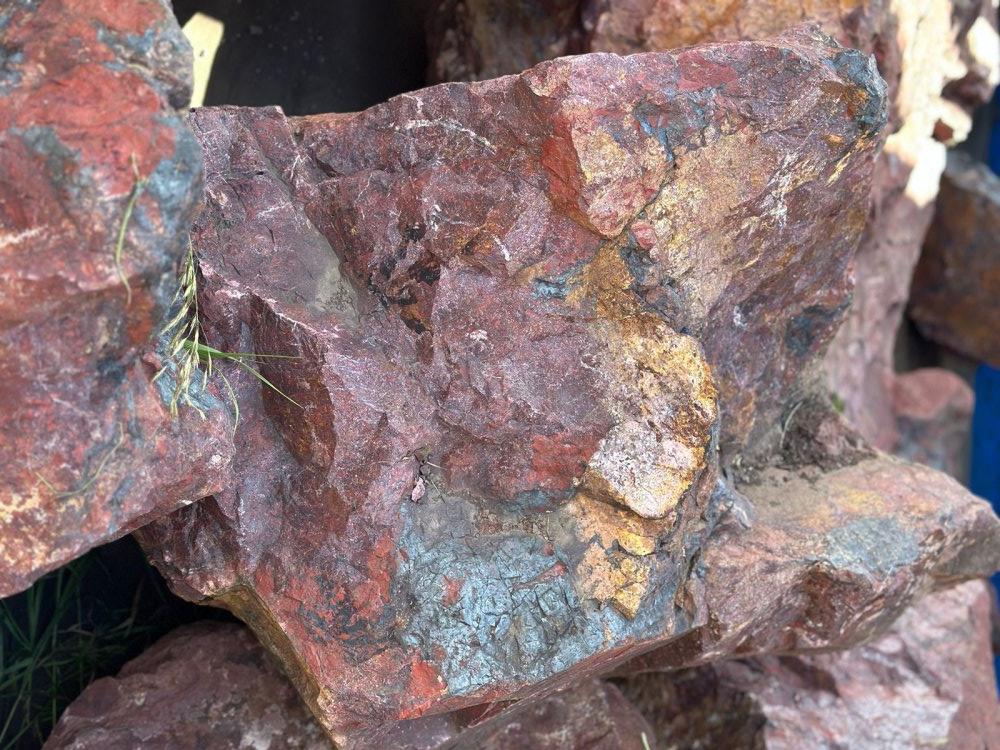 Камни для ландшафтного дизайна красно-фиолетовые 10-60 килограмм купить в Череповце