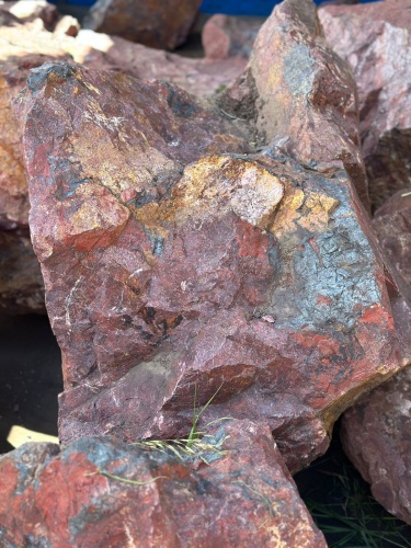 Камни для ландшафтного дизайна красно-фиолетовые 10-60 килограмм купить в Череповце