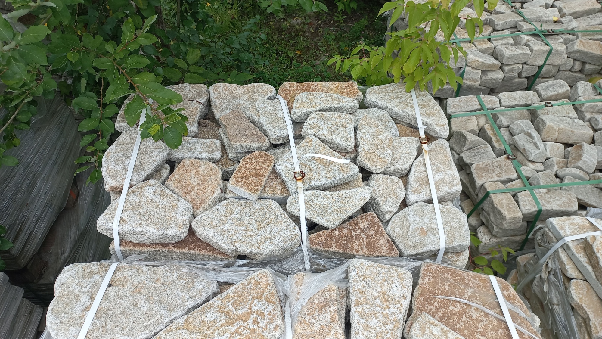 Плитняк галтованный гранитный для ландшафтного дизайна купить в Череповце