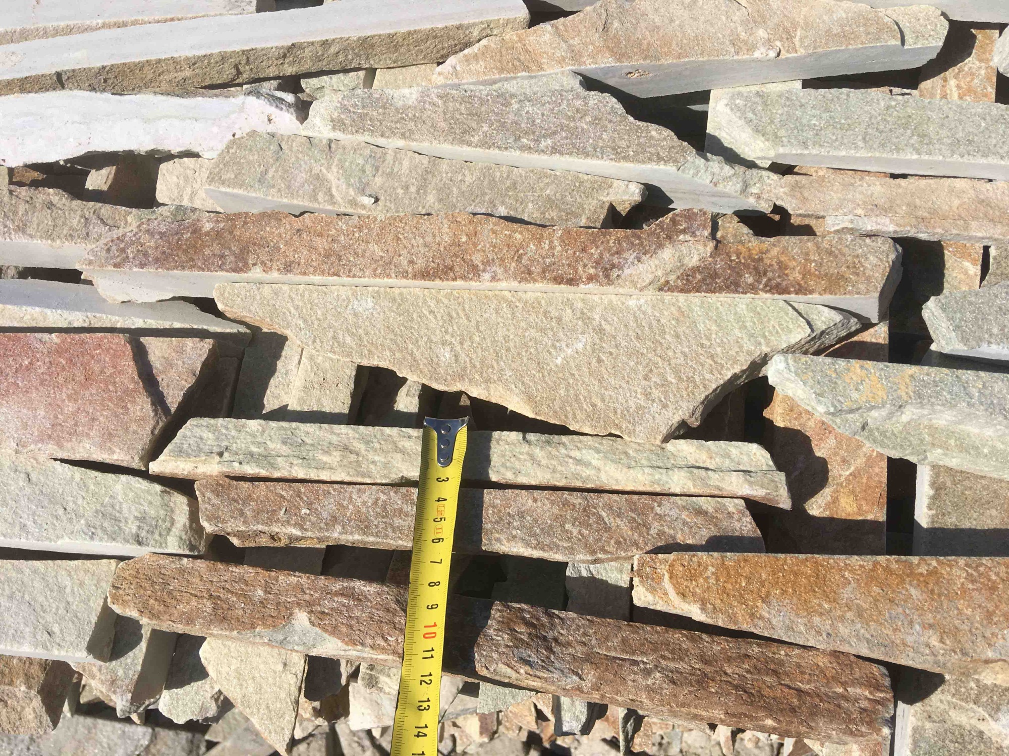 Горбушка златолит золотистый для облицовки купить в Череповце