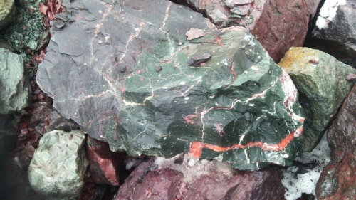 Гигантские зелёные валуны для ландшафтного дизайна весом более 5 тонн купить в Череповце