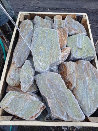 Златолит жёлтый, жёлто-зелёный глыбки и валуны для ланшафтного дизайна купить в Череповце