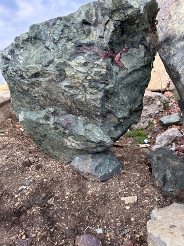 Гигантские зелёные валуны для ландшафтного дизайна весом более 5 тонн купить в Череповце