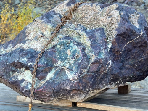 Огромные красно-фиолетовые валуны для ландшафтного дизайна весом более 5 тонн купить в Череповце