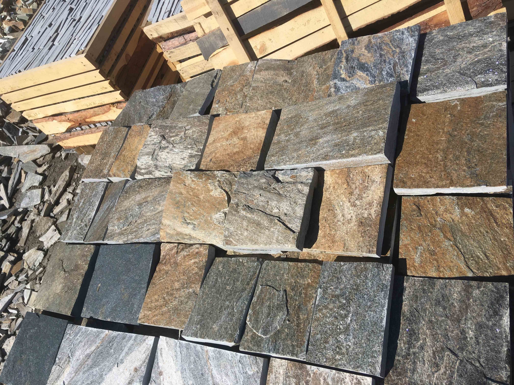 Плитка пилёная златолит Уральский для цоколя, отмостки купить в Череповце