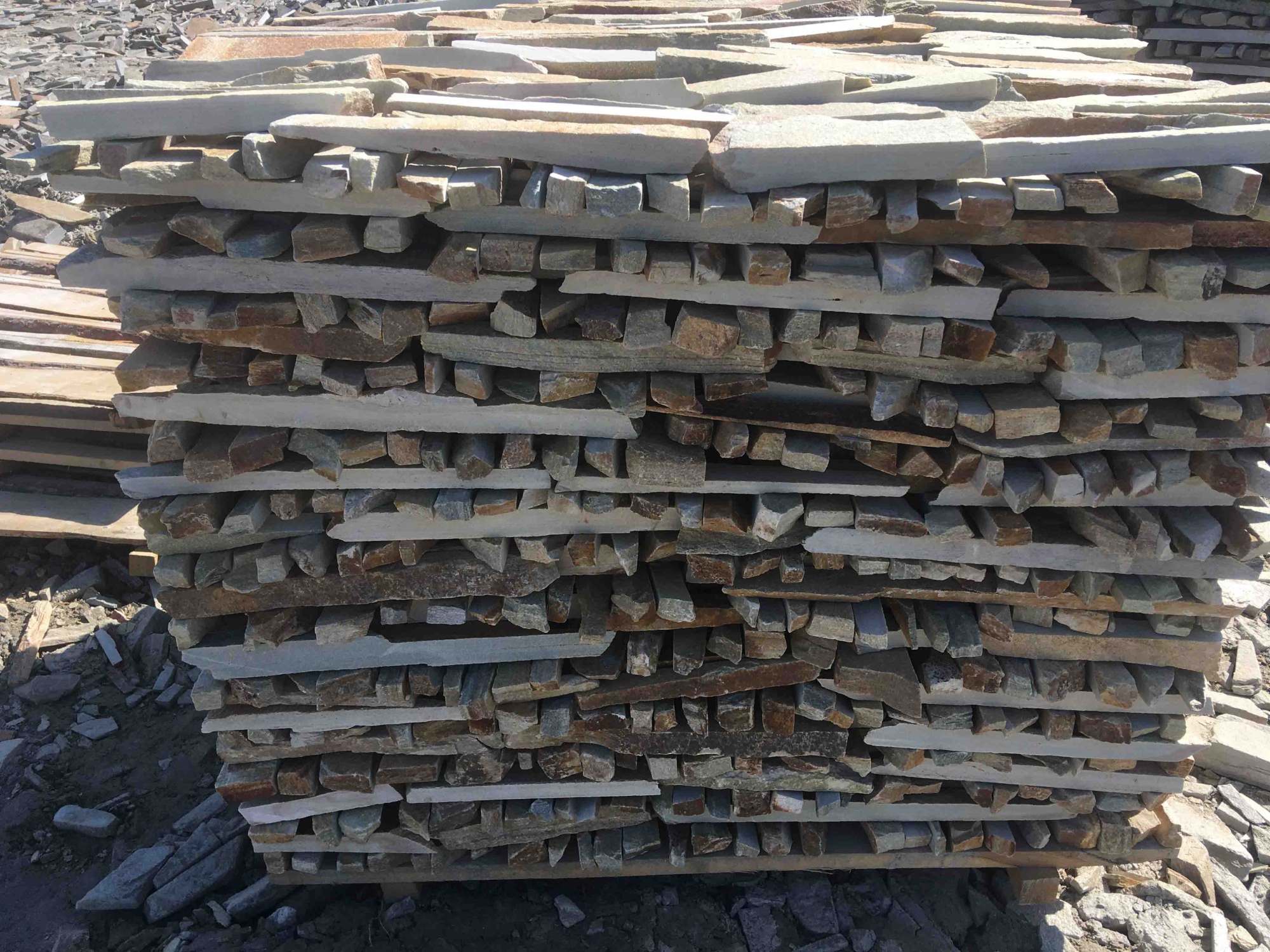 Горбушка златолит золотистый для облицовки купить в Череповце