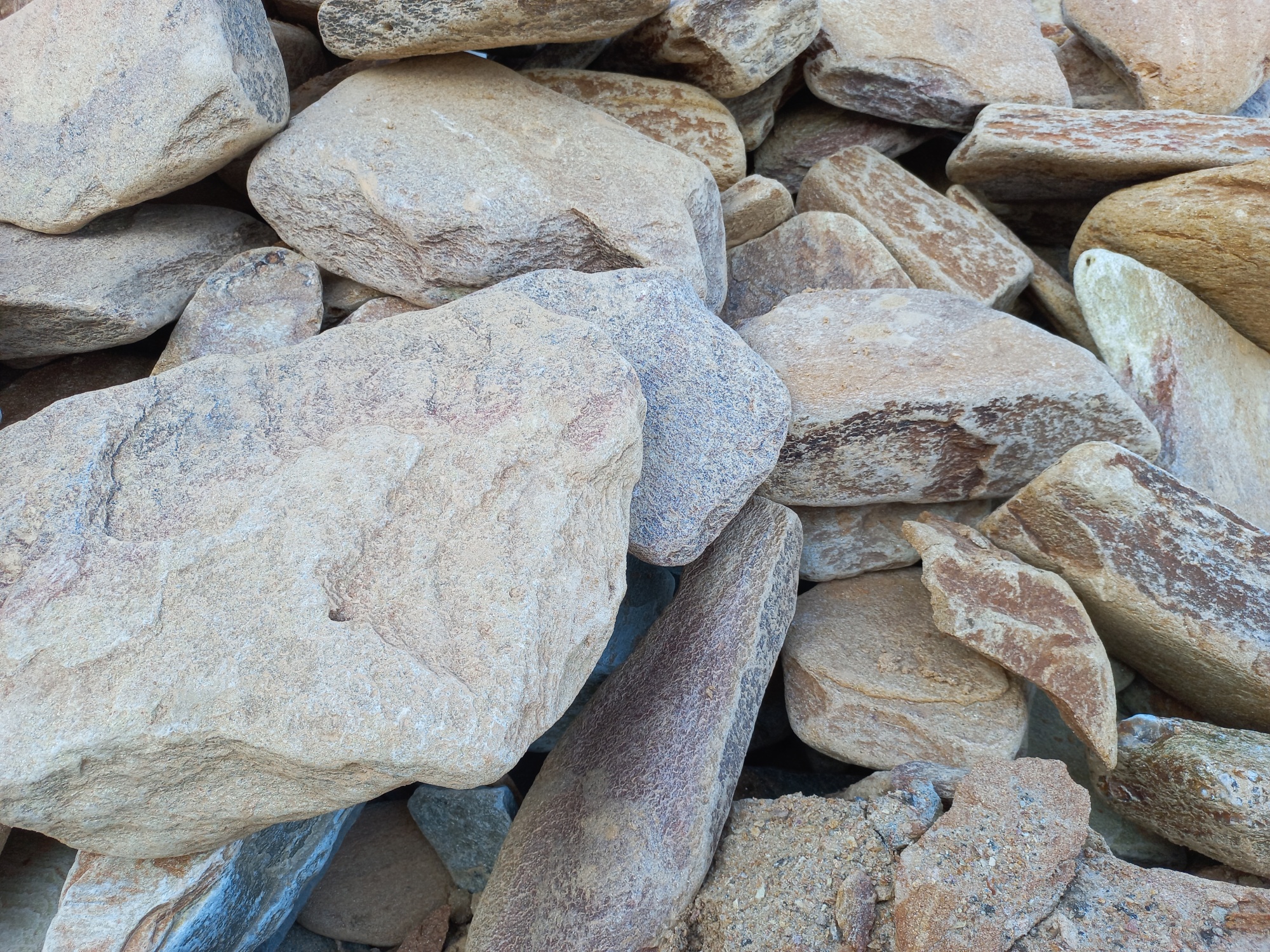 Златолит жёлтый, жёлто-зелёный глыбки и валуны для ланшафтного дизайна купить в Череповце