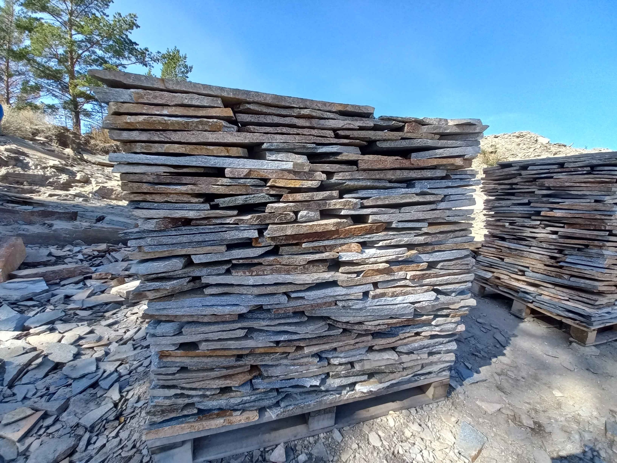 Плитняк златолит серебристый для фасада купить в Череповце