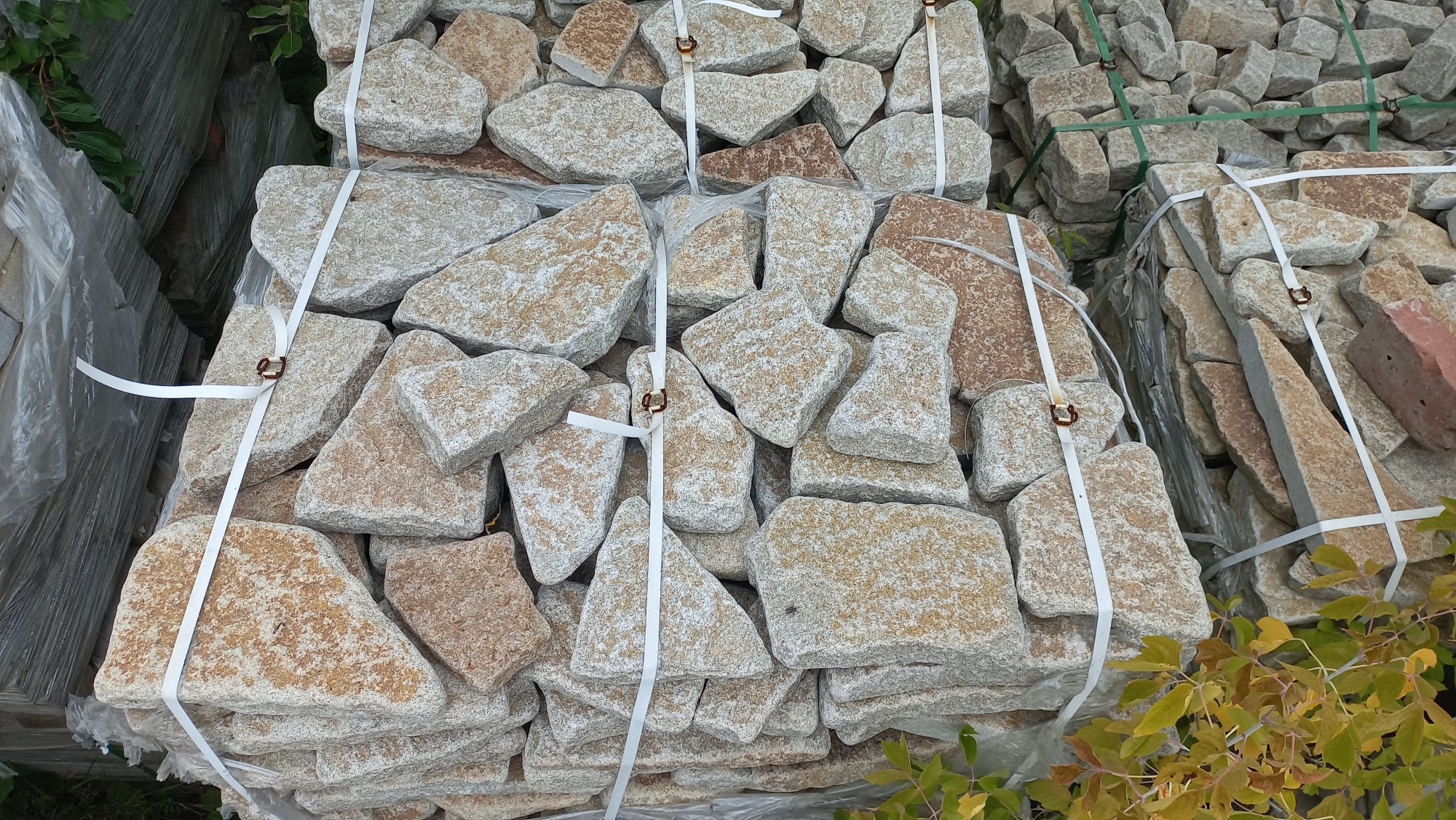 Плитняк галтованный гранитный для ландшафтного дизайна купить в Череповце