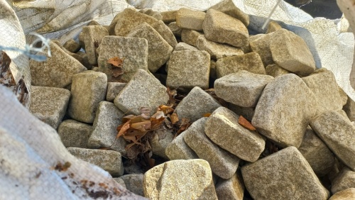 брусчатка-гранитная-колотая-галтованная